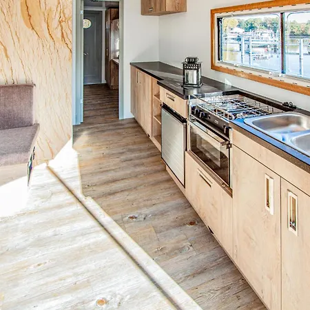 Amazing Ship In 船屋