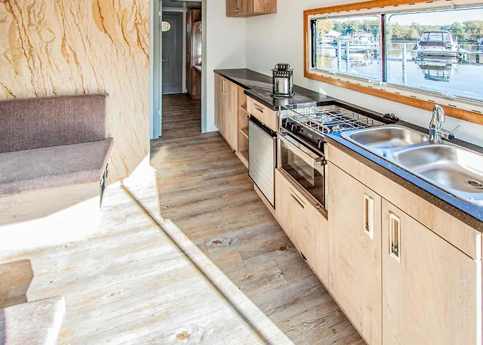 Amazing Ship In 船屋